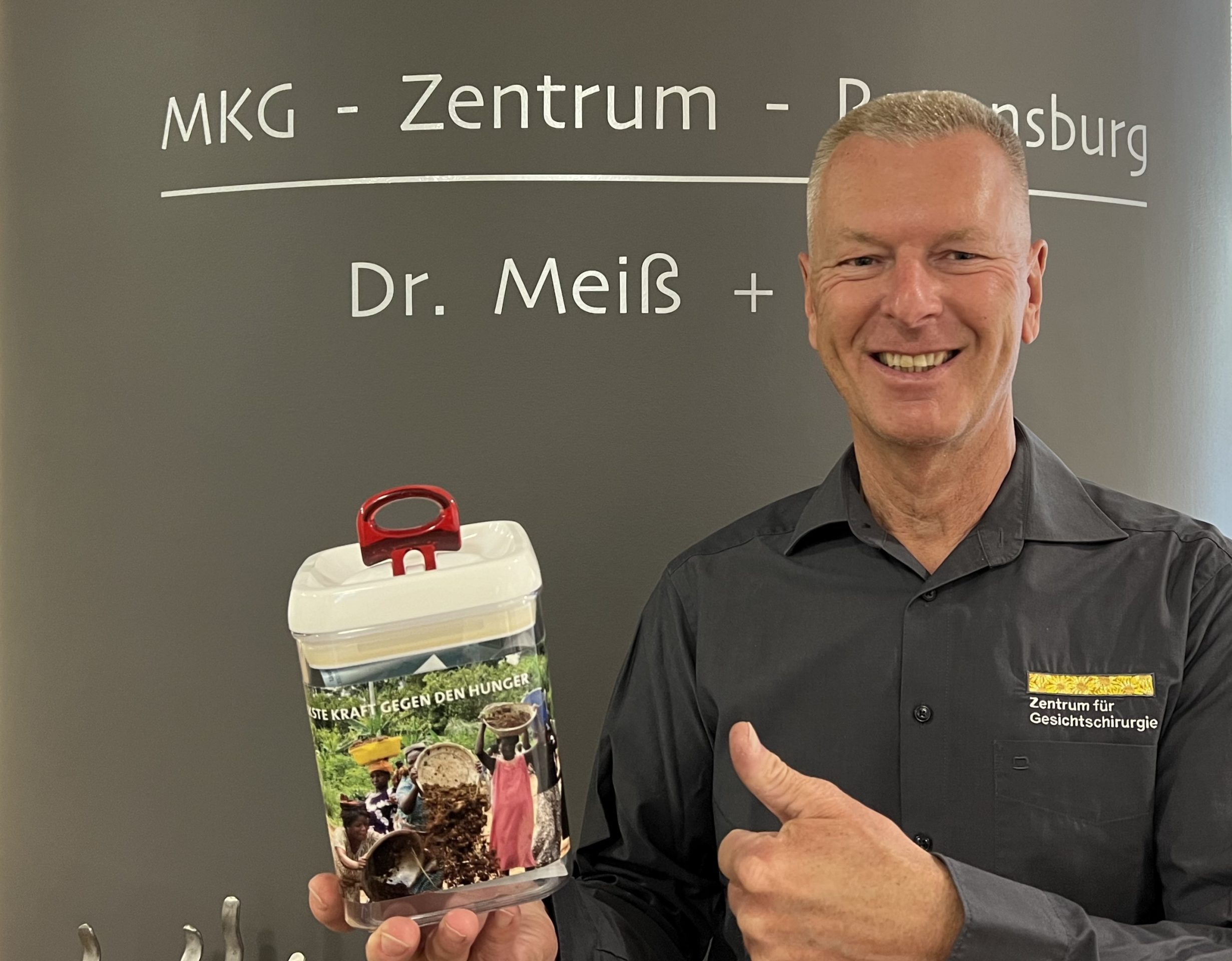 Dr. Meiß mit Sammelbox Zahngold